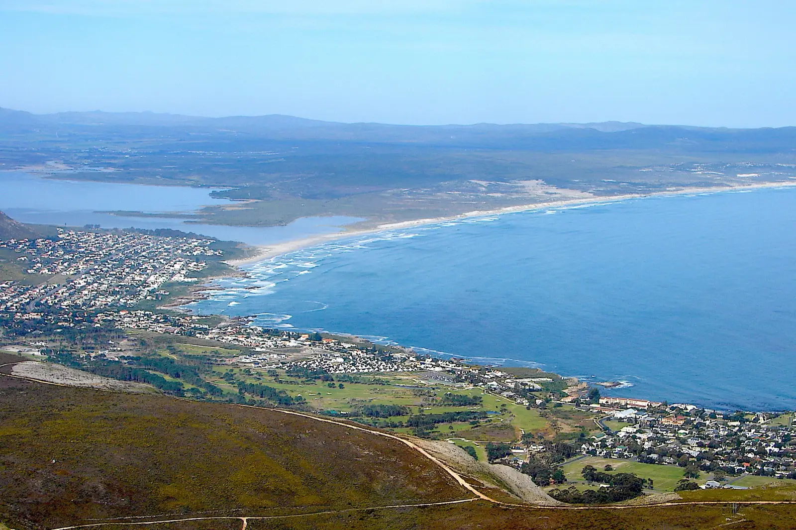 Walker Bay from above, with the lagoon, the long beach and the mountains behind